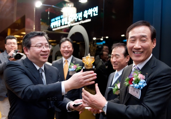2010년 서울 시내 한 호텔에서 열린 세아제강 50주년 행사장의 이운형 회장(오른쪽). 사진=세아그룹.