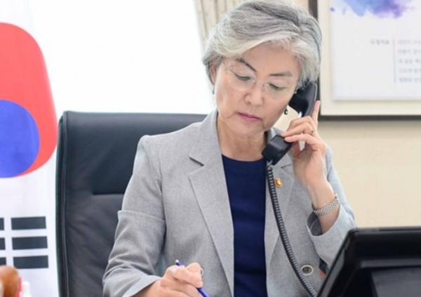 외교부에 따르면 한국발 여행객의 입국을 막고 있는 아시아의 한 국가는 특정 프로젝트와 관련한 인력에 대해 예외적으로 입국을 허용했다. 이들은 코로나19 음성 확인서를 지참하고 입국, 건강질문서를 작성한 뒤 향후 14일간 주기적으로 체온을 재고 건강 상태를 해당 국가의 관계 당국에 보고하는 조건으로 입국이 허용된 것으로 전해졌다. 사진=외교부.