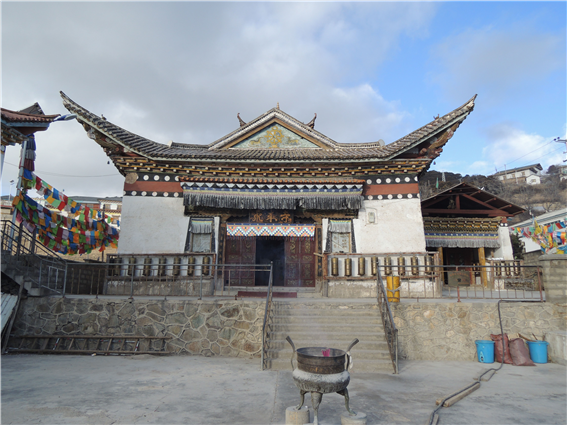 명조 시기에 세워진 매리설산 부근의 飛來寺 모습. 본당 좌우에 오색의 기도깃발과 전면의 마니차( 전경통 )와 본당의 벽면의 흰색과 고동색의 색채가 이곳이 바로 티벳불교사원임을 말해주고 있다. 이 비래사는 절의 건립과 관련된 재미있는 이야기가 전해져 내려온다. 원래 절을 짓기로 한 곳은 이곳에서 약 2km 쯤 떨어진 곳이었다고 한다. 공사 첫날 절 부지에 모아둔 대들보와 서까래 등 주요 건축자재가 밤사이 하늘을 날아 사라져 버렸고, 주변을 모두 수색하던 중 다음날 바로 현재 절 위치에 대들보와 서까래 등이 제대로 자리잡고 서 있는 것을 발견했다는 것이다. 바로 이곳에서 절 건축공사를 마무리하고 사찰의 이름을 飛來寺로 명명했다고 한다.