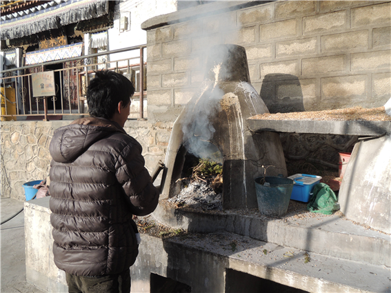 비래사 안에 마련된 큰 화로. 이곳은 매리설산의 산신에게 제물을 바치는 곳이다. 고산지대인 이곳 매리설산 주변에 거주하는 티벳 장족들은 오랜 산신 신앙을 갖고 있다. 흡사 해안지역의 중국인들이 거의 보편적으로 海神을 신앙하듯이 산악지대인 이곳에 그들의 삶의 안녕과 행복을 가져다준다고 믿는 산신에 의지하는 것은 자연스런 종교감정의 발로일 것이다. 산신이 즐겨하는 것은 3가지 즉 솔향과 오곡 그리고 맑은 물로 많은 장족들이 이곳이나 아니면 매리설산의 전망대에 설치된 화로에서 솔가지를 태워 솔향을 산신에게 봉헌하는 모습을 볼 수 있었다.