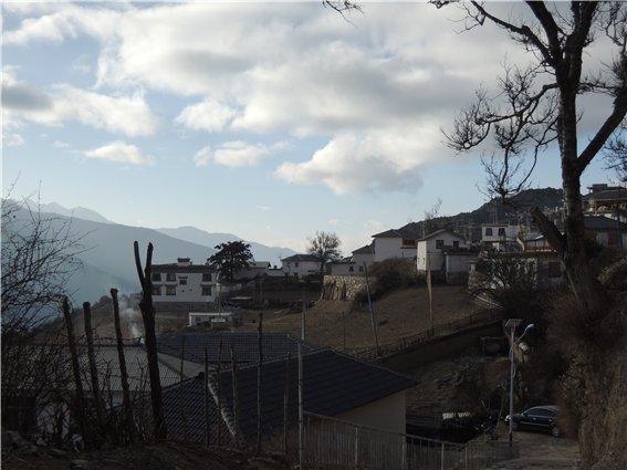 매리설산 앞 飛來寺 부근의 티벳 장족이 거주하는 ‘平安마을’의 모습. 집들의 규모가 제법 컸으며 모두 흰색과 고동색으로 단장되어 있다. 나그네가 보기에 마을 이름 그대로 아주 평안하고 여유로우며 따뜻한 분위기가 감돌았다.