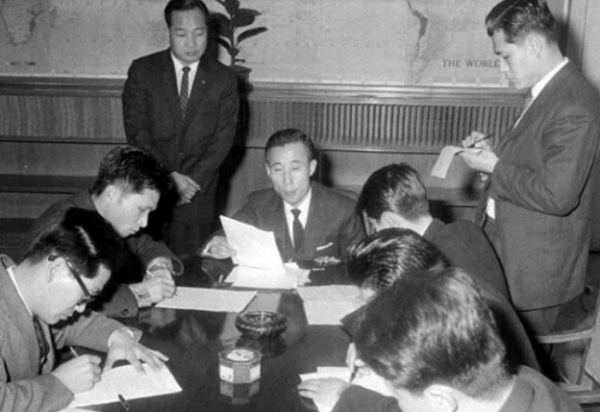 경제기획원 차관 재직 당시 쓰루가는 경제원조 등 ECC (한미경제협력위원회)를 통한 한미간 정책협의를 이끌었다. 그 때 그가 기자들에게  브리핑하는 모습. 사진=국가기록원.