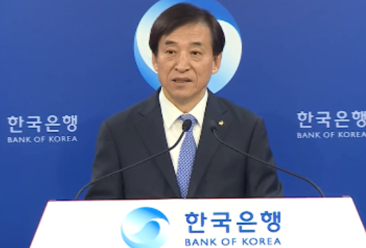 금통위는 이날 금리인하 외에도 금융중개지원대출 금리를 연 0.50~0.75%에서 0.25%로 인하하는 유동성 공급 추가 조치를 내놓았다. 또한 향후 금융기관이 자금 조달에 어려움을 겪을 것을 대비해 환매조건부매매(RP) 대상증권에 은행채를 추가하기로 했다. 사진(이주열 한은총재)=한국은행.