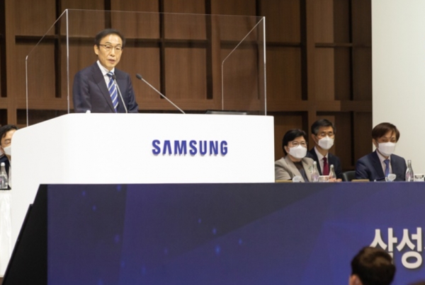 삼성전자 김기남 대표이사가 18일 주주총회를 주재하고 있다. 삼성전자는 코로나 사태로 주총에 참여하지 못하는 주주들에게 전자투표를 할수 있는 시스템을 운영했고 주총현장에서는 코로나 의심환자로 분류되는 주주들에겐 별도 장소에서 주총에 참여할수 있도록 조치했다. 사진=삼성전자 뉴스룸.