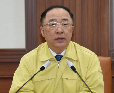 국제신용평가사 무디스가 한국의 코로나19 확산 여파가 다른 나라에 비해 작고 국가신용등급에의 영향도 제한적일 것으로 전망했다. 사진(홍남기 부총리 겸 기재부 장관)=기획재정부.