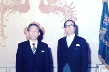 박정희 전 대통령의 비서실장을 지낸 김정렴 박정희대통령기념사업회 회장이 25일 오후 10시 별세했다. 향년 96세. 사진(박정희 전 대통령(왼쪽),김정렴 박정희 전 대통령 비서실장(오른쪽)(1979년 2월))=대통령 기록관.