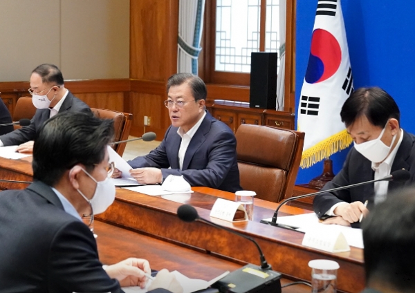 사진(4월22일에 청와대에서 열린 제5차 비상경제회의 장면)=청와대.