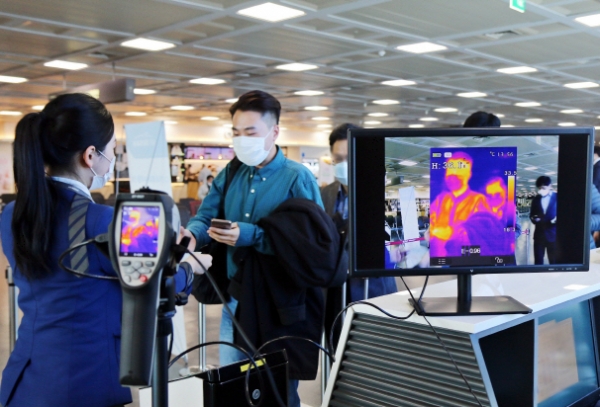 에어부산은 국내선 공항(김해공항·김포공항·울산공항·제주공항) 전 지점 탑승구에 열화상 카메라를 비치해 모든 탑승객의 발열 여부를 확인한다. 체온 측정 결과 37.5도 이상인 승객은 여행 자제를 권유하거나 기내에서 다른 승객들과 분리된 좌석으로 배정한다. 사진=에어부산.