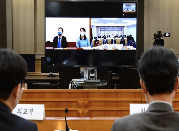 한국과 중국은 29일 제2차 국장급 '코로나19 대응 방역협력 대화' 2차 회의를 열고 양국 간 필수적인 경제활동을 보장하기 위한 기업인 신속통로(입국절차 간소화) 제도를 5월 1일부터 시행한다는 데 합의했다. 사진(29일 한국과 중국 외교부 및 방역당국 등 관계부처가 참석한 가운데 '한중 코로나19 대응 방역협력 대화' 2차 화상회의가 열리고 있다)=외교부.
