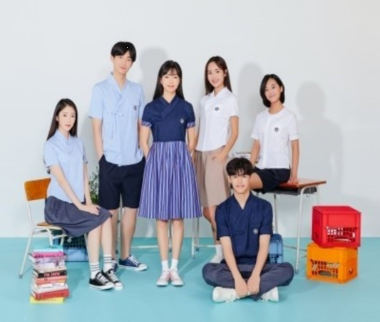 정부가 대표적 전통문화인 한복을 일상생활에서 되살리기 위한 한복교복 사업을 본격화했다. 이르면 2학기, 늦어도 내년부터 시범학교를 중심으로 한복교복을 착용할 수 있을 전망이다. 사진=교육부.