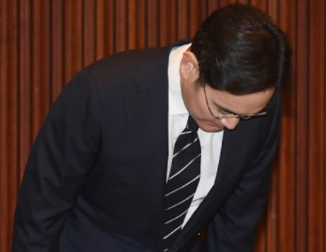 이재용 삼성전자 부회장은 이날 오후 3시 서울 서초동 삼성사옥에서 출입 기자들 앞에서  '대국민 사과 입장문'을 발표했다. 그는 원고 내용을 차분하게 읽으며 때론 비장한 각오를 내비쳤다. 이 부회장의 이 같은 대국민 입장문 발표는 삼성준법감시위원회가 지난 3월 11일 이 부회장에게 대국민 사과를 권고에 따른 것으로 준법감시위원회의 권고 수준보다 한 발 더 나아가 삼성의 경영 패러다임을 확 바꾸겠다는 의지를 표명했다는 것이 재계의 평가다.
