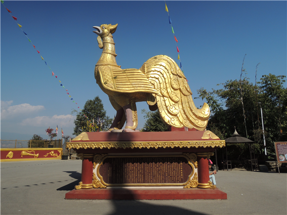 망시의 맹환대금탑 사원 내에 설치된 金鳥구조물. 설명문에 따르면 億劫의 세월 동안의 윤회과정에서 석가모니불이 바로 이 부근에서 새로 윤회하여 살았고, 그것을 기념하기 위해 금조구조물을 세웠다고 한다. 불교의 세계관에 의하면 사람은 죽어도 해탈하기 전까지는 또 다른 생명체로서 삶을 지속적으로 이어가지만 새로운 삶이 반드시 인간의 삶이란 보장은 없다. 인류의 위대한 스승인 석가모니불도 억겁의 유전 가운데 새로 윤회했다니 보통의 사람은 인간의 삶을 마무리한 후 어떤 모습의 생명체로 다시 이 세상에 온다 해도 그다지 이상한 일이 아닐 듯 싶다. 곤충이나 벌레로 이 세상에 오든 그보다 더 하등의 생명체로 온다 한들 별로 이상한 일이 아닐 것이다. 불교의 세계관을 받아들인다면 말이다. 이 금조구조물은 인간의 삶의 태도나 방식에 대해 다시 한번 생각해보는 계기가 됐다.