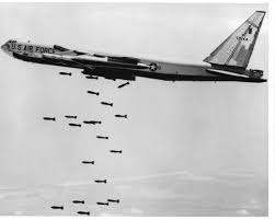 베트남전쟁 본격화의 신호탄이 된 1965년 폭격 장면.