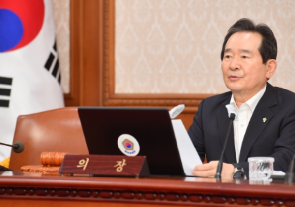 정부가 예고한대로 35조3천억원 규모의 3차 추가경정예산안을 편성했다. 1차 추경 11조7천억원, 2차 추경 12조2천억원을 더하면 올해 들어서만 총 59조2천억원 규모의 추경이 편성될 전망이다. 사진(6월3일 열린 임시국무회의 장면)=국무총리 비서실.