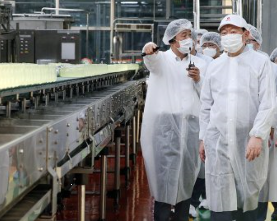 신동빈 롯데그룹 회장이 3일 오후 경기도 안성 소재 롯데칠성음료 '스마트 팩토리'를 찾아 현장을 둘러봤다고 롯데그룹이 전했다. 사진(신동빈 롯데그룹 회장)=롯데.