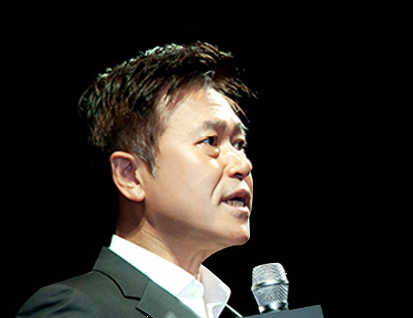 SKT가 거점 오피스를 확대한다. 직원들이 거주지와 가까운 곳에서 출퇴근이 가능해 그동안 반응이 좋아 거점 빌딩을 더 많이 마련하기로 한 것이다. 장점은 단순히 출퇴근 시간을 줄이는 데 그치지 않는다. 거점 오피스에서는 자유롭게 빈자리를 골라 앉기 때문에 다른 부서 직원과도 앉게 된다. 우연히 만난 다른 부서 직원과 대화를 나누다가 새로운 아이디어를 얻는 경우도 있다. 사진(최정호 사장)=SK텔레콤.