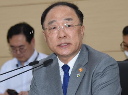 홍남기 경제부총리 겸 기획재정부 장관이 정치권에서 화두로 떠오른 기본소득 도입 논란에 대해