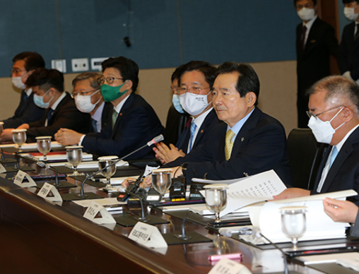정부가 수소경제를 앞당기기 위해 2040년까지 수소 전문기업 1천개를 육성하기로 했다. 사진(정세균 국무총리(오른쪽부터 2번째))=국무조정실.