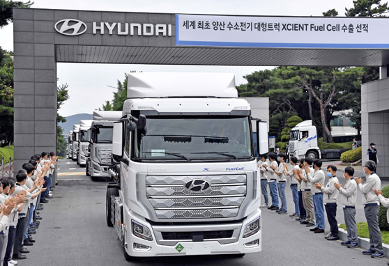 세계 최초로 수소연료전지 기반 대형 트럭 양산 체제를 구축한 현대자동차가 스위스 수출을 시작으로 유럽 친환경 상용차 시장 공략에 나섰다. 사진(엑시언트 수소전기 트럭)=현대차.