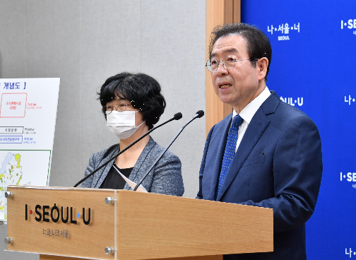 박원순 서울시장은 주거 문제를 해결하기 위한 서울시의 핵심 정책이 공공임대주택을 대규모로 확대하는 것이라고 밝혔다. 박 시장은 임기 말(2022년 6월말)까지 서울이 공공임대주택 40만호를 갖추게 되며, 이는 서울 주택 380만호의 10%가 넘는 것이라고 덧붙였다. 사진=서울시.