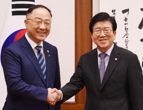홍남기 기획제정부 장관이 지난달 말 박병석 국회의장을 예방해 정부의 재정정책에 대한 협조를 요청했다. 자료사진=기획재정부.