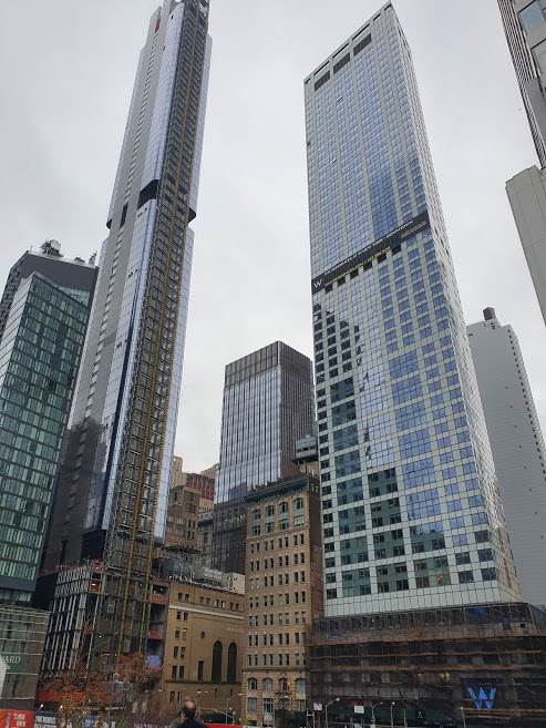 사진(뉴욕 맨해튼 다운타운에 최근 완공한 고급콘도 아파트 빌딩들)=곽용석 기자.