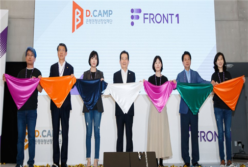 7.30.(목) 14:30 정세균 국무총리(중앙)와 은성수 금융위원장(오른쪽에서2번째)은 입주기업·업계 관계자들과 함께 마포 「프론트원」 개관식에 참석했다. 사진=금융위원회.