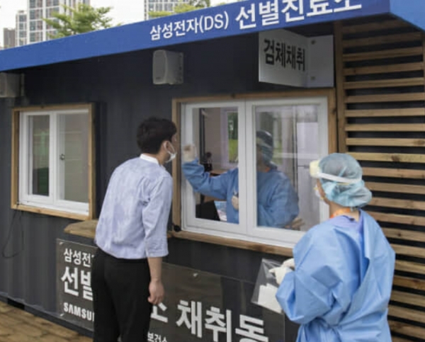 삼성전자 화성사업장 코로나 검사소는 컨테이너 2개동 규모로, 진료동과 검체체취동을 분리해서 운영한다. 의사와 간호사, 임상병리사, 검체이송 담당 등 전문인력 6명이 상주한다. 사진=삼성전자.