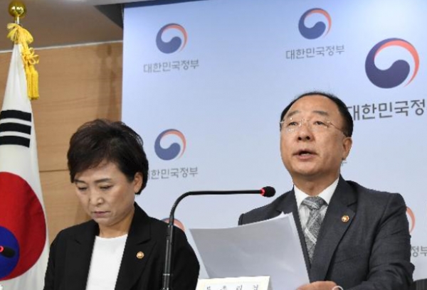 정부는 고밀도 재건축을 통해 기부채납 받은 주택의 절반 이상은 장기 공공임대로 공급하고, 나머지는 무주택자와 신혼부부·청년 등을 위한 공공 분양으로 활용하기로 했다. 홈남기 부총리가 4일 오전 10시30분 정부의 아파트 공급확대 방안을 발표하는 모습/ 기획재정부.