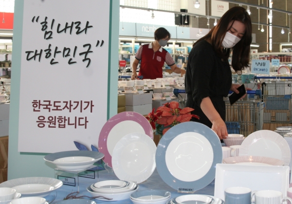 올해로 창립 77주년을 맞은 한국도자기가 전국 매장과 온라인몰 등 대규모 사은행사를 펼친다. 이번 행사에서는 ▶블루벨 등 행사전용제품 ▶혼수예단용 제품 ▶ 낱개제품과 히트상품 그리고 특가상품의 초저가판매 등 다양한 제품을 내놨다. 구매금에 따라 호텔숙박권 등을 사은품으로 증정한다. 사진=한국도자기.