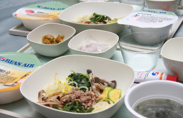 대한항공이 알짜 사업부인 기내식과 기내면세품 판매사업을 사모펀드(PEF)에 팔았다. 코로나19 사태 장기화에 따른 자구책의 일환이다. 이를 토대로 대한항공은 약 8천억원의 자금을 확보하게 됐다. 사진(일반석 기내식 메뉴사례)=대한항공.