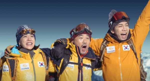 KB손해보험이 새롭게 선보인 기업 PR 디지털 광고 ‘세상을 바꾸는 보험’ 캠페인의 한 장면이다. 배우 이승기(오른쪽) 가 히말라야 등정대에 참여하는 주인공역할을 소화했다.KB손해보험은 이 광고에서 보험상품과 서비스의 새 지평을 여는 과정의 도전과 성취 등의 줄거리를 엮었다. 사진=KB손해보험.