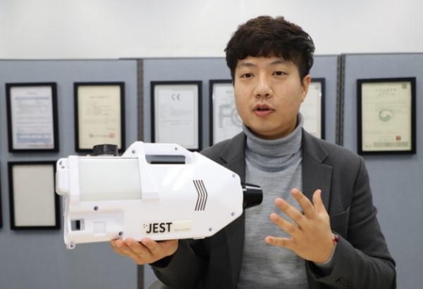 남서울대는 창업보육센터에 들어와 있는 ㈜파티클이 무선 소독 방역기 '제스트'를 미국의 대형 유통업체 코스트코, 월마트 등에 납품하는 해외 바이어와 수출 독점계약을 맺었다고 25일 밝혔다. 사진(㈜파티클 최두현 대표)=남서울대.