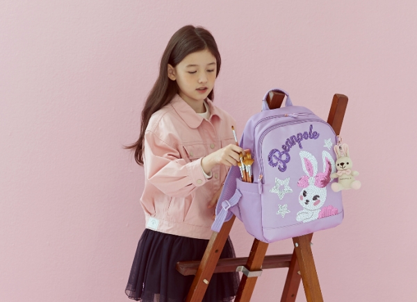 삼성물산 패션부문의 온라인 전용 브랜드 빈폴키즈(BEANPOLE KIDS)가 카카오프렌즈(KAKAO FRIENDS)와의 콜라보레이션 상품을 비롯해 더욱 신선한 디자인을 적용한 2021년 신학기 책가방을 출시했다.사진=삼성물산.