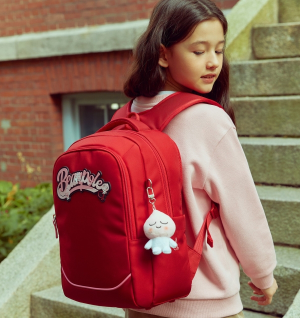 삼성물산 패션부문의 온라인 전용 브랜드 빈폴키즈(BEANPOLE KIDS)가 카카오프렌즈(KAKAO FRIENDS)와의 콜라보레이션 상품을 비롯해 더욱 신선한 디자인을 적용한 2021년 신학기 책가방을 출시했다.사진=삼성물산.
