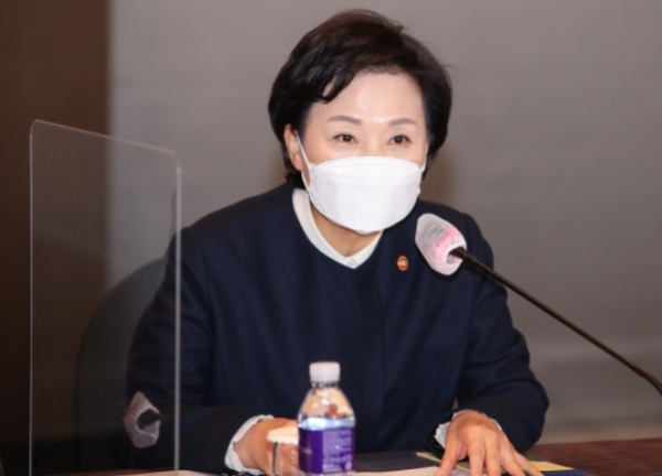 김현미 국토교통부 장관은 전세난 해결 방안을 묻는 국회의원들 질의에 