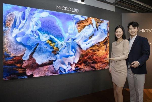 삼성전자가 야심작 '마이크로 LED TV' 110형 신제품을 10일 선보였다. 차세대 디스플레이로 손꼽히는 마이크로 LED는 마이크로미터(㎛) 단위의 초소형 LED를 이용해 백라이트나 컬러필터 같은 구조를 없애고 LED 자체가 스스로 빛과 색을 내는 자체 발광 TV다. 사진=삼성전자.
