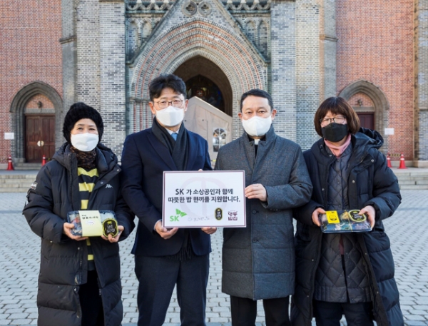 SK는 취약계층과 영세 음식점을 함께 지원하는 '한끼 나눔 온(溫)택트 프로젝트'를 시작한다고 5일 밝혔다. 사진=SK.