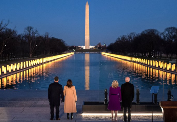 미국 바이든 대통령(오른쪽)과 해리스 부통령 내외가 취임식 전날 밤 위싱턴에서 코로나로 희생된 미국인들을 기리는 묵념하는 모습/ 바이든 대통령 트위터 .