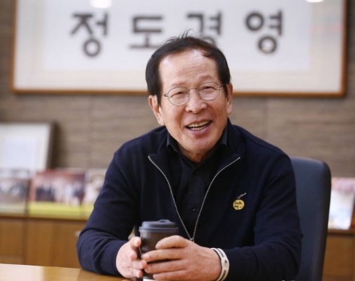 국내 1위 치킨 프랜차이즈 교촌에프앤비의 창업주 권원강 전 회장이 개인 재산 100억원을 기부한다. 사진(교촌에프앤비 창업주 권원강 전 회장)=교촌에프앤비.