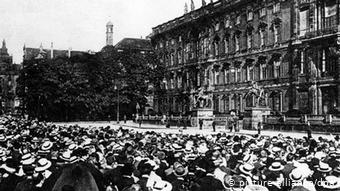 1914년 8월 1일 왕궁 발코니에서 연설 중인 빌헬름 2세와 군중들.