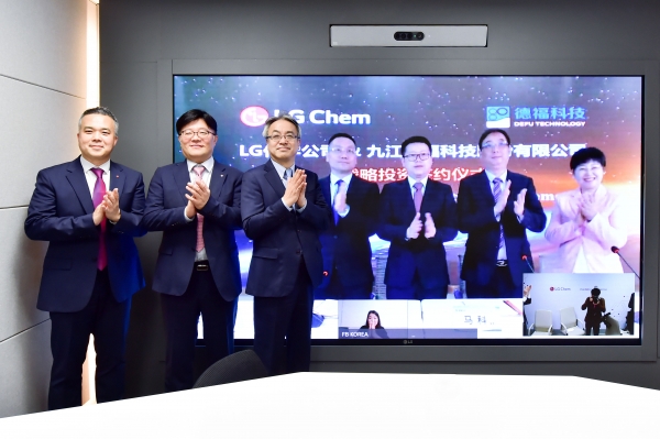 LG화학 남철 전무(좌측 3번째)와 DeFu Ma Ke 동사장(우측 2번째)이 지분투자 체결식에서 기념사진을 촬영하고 있다.사진=LG화학.