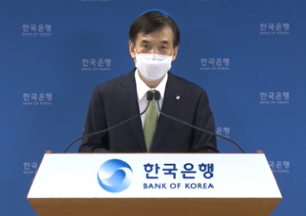 이주열 한국은행 총재(사진)는 27일 금융통화위원회 회의 직후 연내 금리인상 가능성을 묻는 질문에 “(금리 인상을) 서두르지 않겠지만 늦지도 않아야 하는 어려움에 놓여 있다”며 “연내 금리 인상 여부는 결국 경제 상황의 전개에 달려 있다”고 밝혔다. 사진=한국은행.