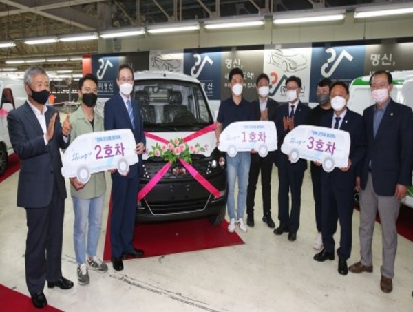24일 명신 군산공장에서 전북 군산형 일자리 생산 1호차인 '다니고 밴(VAN)'의 출고식 행사가 열렸다. 사진(송하진 전북도지사(왼쪽부터 세번째),강임준 군산시장(왼쪽부터 여덟번째))=전라북도.