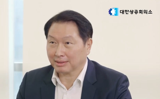 대한상공회의소는 기업의 ESG(환경·사회·지배구조) 경영이 강조되는 시대 흐름에 맞춰 기업의 새로운 역할을 모색하기 위해 '우리가 바라는 기업 국민 소통 프로젝트'를 통해 국민 의견 수렴에 나선다고 12일 밝혔다. 사진(최태원 대한상의 회장)=대한상공회의소 인사이트 유튜브 영상 캡쳐.