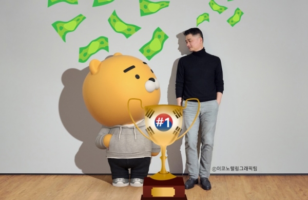 카카오 창업자 김범수 의장(오른쪽)이 이재용 삼성전자 부회장을 제치고 한국 최고 부자에 등극했다고 경제 전문 블룸버그통신이 29일(현지시간) 보도했다. 사진=카카오/이코노텔링그래픽팀.