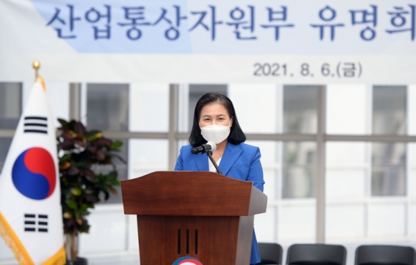 유명희 산업통상자원부 통상교섭본부장(가운데)이 29년간의 공직생활을 마무리하며 국가전략의 핵심 축인 통상 협상의 중요성을 강조했다. 사진=산업통상자원부.