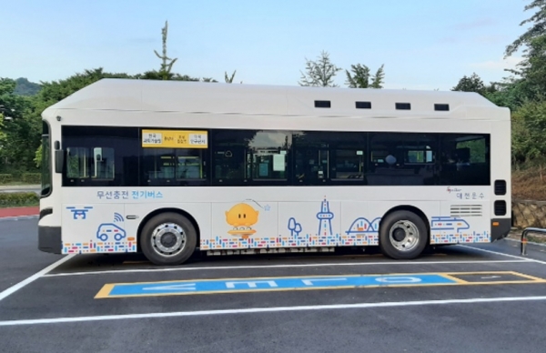 과학기술정보통신부와 대전시는 23일 한국과학기술원(KAIST)에서 무선충전 기술을 도입한 대덕특구 순환버스 '올레브'(OLEV, On-Line Electronic Vehicle) 개통식을 했다. 사진('올레브' 버스)=대전시.