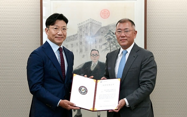 현대차그룹과 학교법인 고려중앙학원은 31일 오후 고려대 인촌기념관에서 기부금 약정 체결식을 가졌다. 체결식에는 정몽구 명예회장을 대신해 아들 정의선 회장이 참석했다. 사진(고려중앙학원 김재호 이사장(왼쪽),현대차그룹 정의선 회장(오른쪽))=현대차그룹.