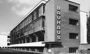 1919년 설립된 바이하우스. 1920년대 독창적인 독일 건축계의 상징이다.